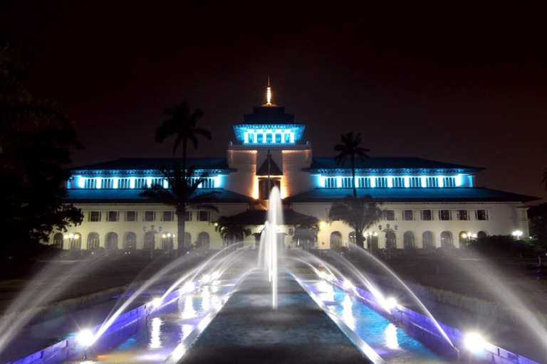 Gedung Sate decorative lighting, Bandung, 2013. As design and technical leader.